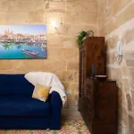 Traditional Maltese 2-bedroom With Private Hot Tub - Steps Away From Valletta *