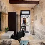 Appartement Traditional Maltese 2-bedroom With Private Hot Tub - Steps Away From Valletta *