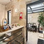 Traditional Maltese 2-bedroom With Private Hot Tub - Steps Away From Valletta *