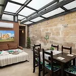 Traditional Maltese 2-bedroom With Private Hot Tub - Steps Away From Valletta *