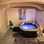 Traditional Maltese 2-bedroom With Private Hot Tub - Steps Away From Valletta