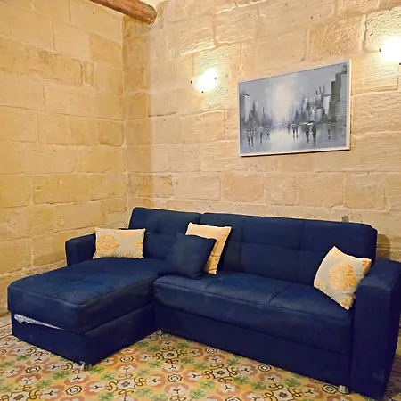Traditional Maltese 2-bedroom With Private Hot Tub - Steps Away From Valletta アパート フロリアーナ