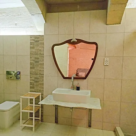 Traditional Maltese 2-bedroom With Private Hot Tub - Steps Away From Valletta * フロリアーナ