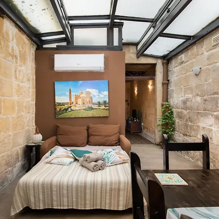 Traditional Maltese 2-bedroom With Private Hot Tub - Steps Away From Valletta * フロリアーナ