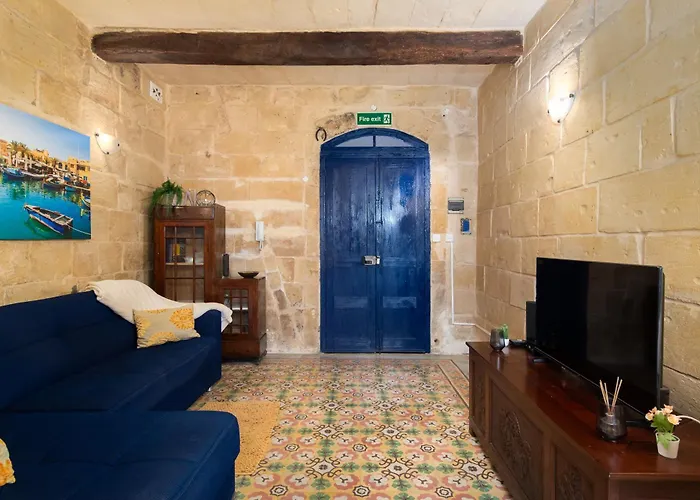 Traditional Maltese 2-bedroom With Private Hot Tub - Steps Away From Valletta アパート フロリアーナ