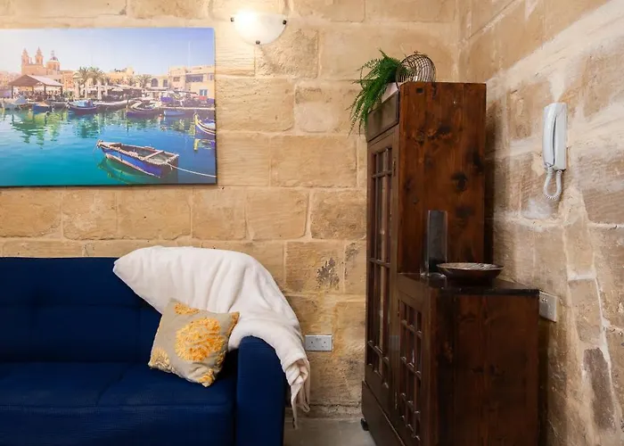 Traditional Maltese 2-bedroom With Private Hot Tub - Steps Away From Valletta *