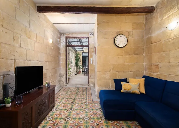 Traditional Maltese 2-bedroom With Private Hot Tub - Steps Away From Valletta アパート