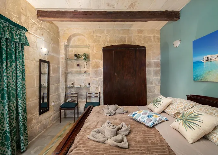 Traditional Maltese 2-bedroom With Private Hot Tub - Steps Away From Valletta * フロリアーナ