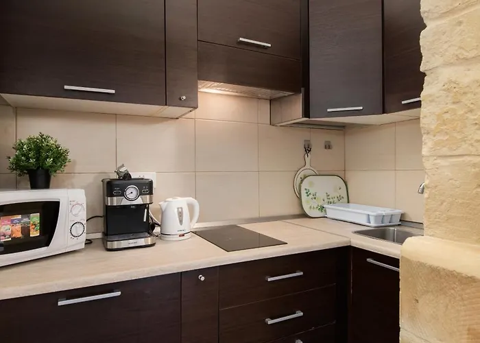 Traditional Maltese 2-bedroom With Private Hot Tub - Steps Away From Valletta *