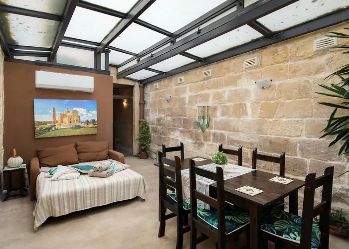 Traditional Maltese 2-bedroom With Private Hot Tub - Steps Away From Valletta *