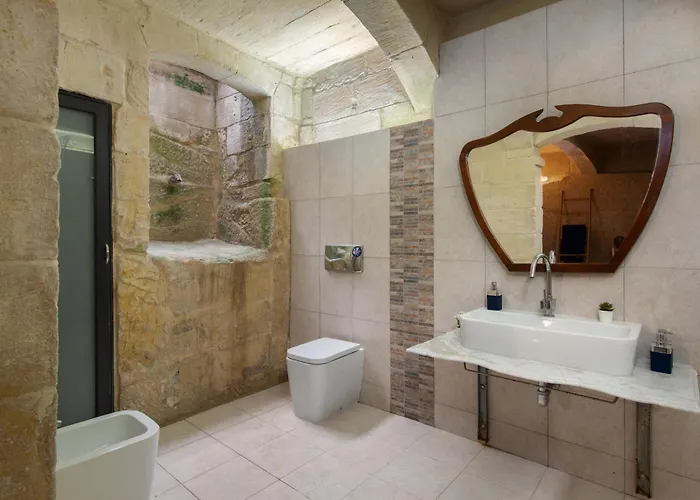 Traditional Maltese 2-bedroom With Private Hot Tub - Steps Away From Valletta アパート フロリアーナ