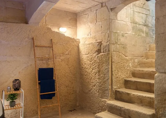 Traditional Maltese 2-bedroom With Private Hot Tub - Steps Away From Valletta *
