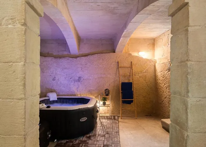 Traditional Maltese 2-bedroom With Private Hot Tub - Steps Away From Valletta