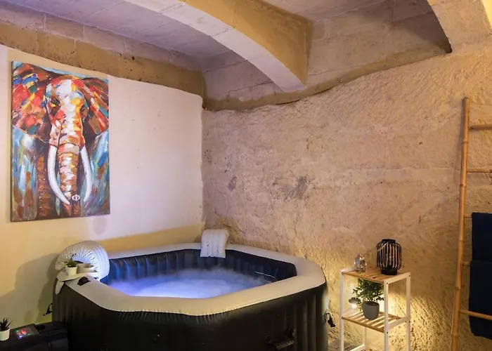Traditional Maltese 2-bedroom With Private Hot Tub - Steps Away From Valletta