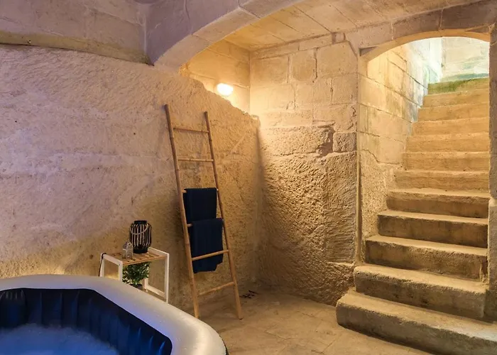 Traditional Maltese 2-bedroom With Private Hot Tub - Steps Away From Valletta * フロリアーナ