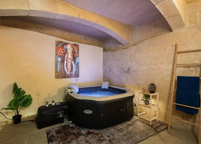 Traditional Maltese 2-bedroom With Private Hot Tub - Steps Away From Valletta フロリアーナ