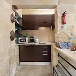 Traditional Maltese 2-bedroom With Private Hot Tub - Steps Away From Valletta *