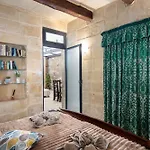Traditional Maltese 2-bedroom With Private Hot Tub - Steps Away From Valletta Appartement