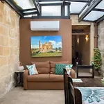 Traditional Maltese 2-bedroom With Private Hot Tub - Steps Away From Valletta * Floriana