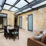 Traditional Maltese 2-bedroom With Private Hot Tub - Steps Away From Valletta *