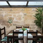 Traditional Maltese 2-bedroom With Private Hot Tub - Steps Away From Valletta *