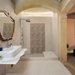 Traditional Maltese 2-bedroom With Private Hot Tub - Steps Away From Valletta *