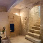Traditional Maltese 2-bedroom With Private Hot Tub - Steps Away From Valletta *