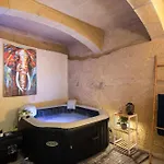 Traditional Maltese 2-bedroom With Private Hot Tub - Steps Away From Valletta