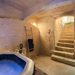 Traditional Maltese 2-bedroom With Private Hot Tub - Steps Away From Valletta * Floriana
