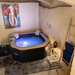 Traditional Maltese 2-bedroom With Private Hot Tub - Steps Away From Valletta *