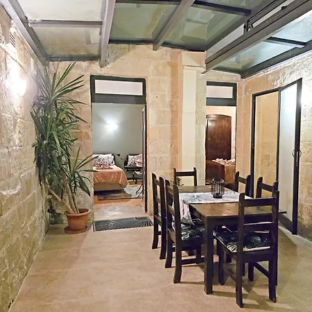 Traditional Maltese 2-bedroom With Private Hot Tub - Steps Away From Valletta * Floriana