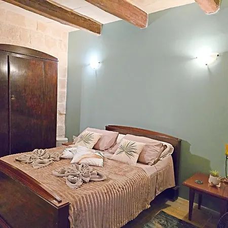 Traditional Maltese 2-bedroom With Private Hot Tub - Steps Away From Valletta * Floriana