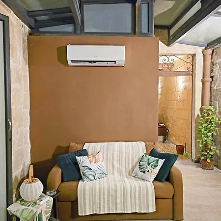 Traditional Maltese 2-bedroom With Private Hot Tub - Steps Away From Valletta