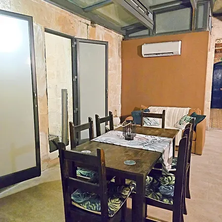 Διαμέρισμα Traditional Maltese 2-bedroom With Private Hot Tub - Steps Away From Valletta Φλοριάνα
