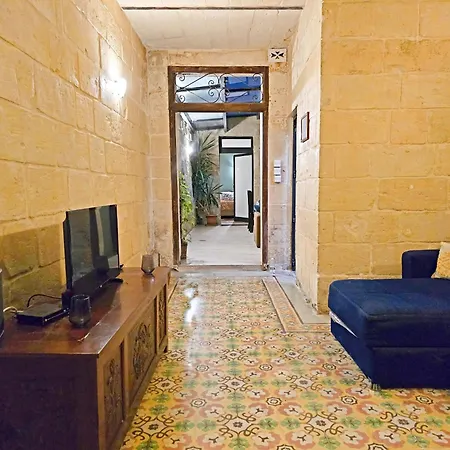 Traditional Maltese 2-bedroom With Private Hot Tub - Steps Away From Valletta Διαμέρισμα *