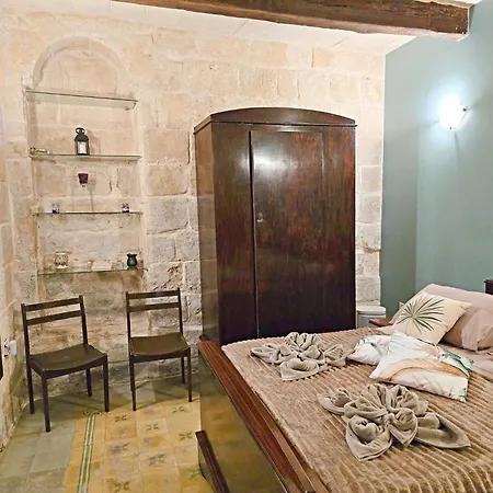 Traditional Maltese 2-bedroom With Private Hot Tub - Steps Away From Valletta * Floriana