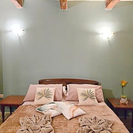 Apartment Traditional Maltese 2-bedroom With Private Hot Tub - Steps Away From Valletta