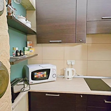Traditional Maltese 2-bedroom With Private Hot Tub - Steps Away From Valletta