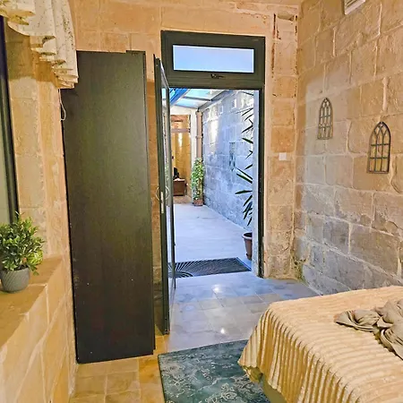 Traditional Maltese 2-bedroom With Private Hot Tub - Steps Away From Valletta Φλοριάνα