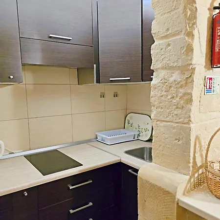 Traditional Maltese 2-bedroom With Private Hot Tub - Steps Away From Valletta * Floriana
