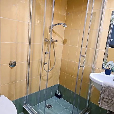 Traditional Maltese 2-bedroom With Private Hot Tub - Steps Away From Valletta