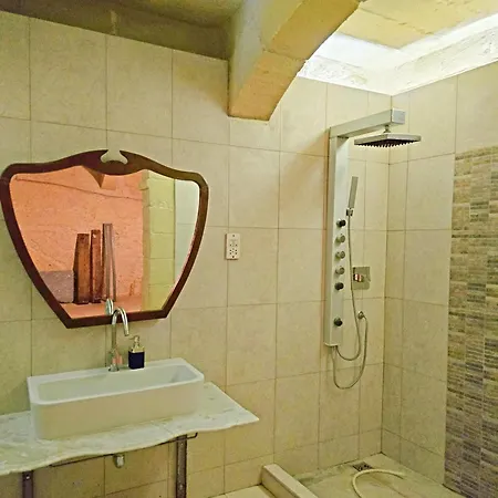 Traditional Maltese 2-bedroom With Private Hot Tub - Steps Away From Valletta *