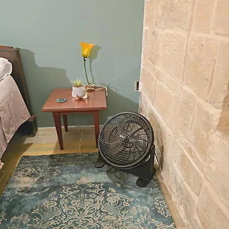 Traditional Maltese 2-bedroom With Private Hot Tub - Steps Away From Valletta * Floriana