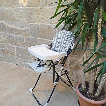 Traditional Maltese 2-bedroom With Private Hot Tub - Steps Away From Valletta