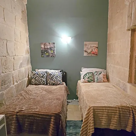 Apartment Traditional Maltese 2-bedroom With Private Hot Tub - Steps Away From Valletta
