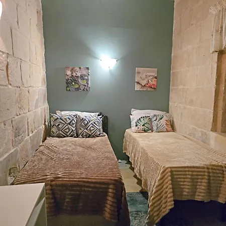 Traditional Maltese 2-bedroom With Private Hot Tub - Steps Away From Valletta Apartment Floriana