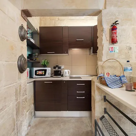 Traditional Maltese 2-bedroom With Private Hot Tub - Steps Away From Valletta *