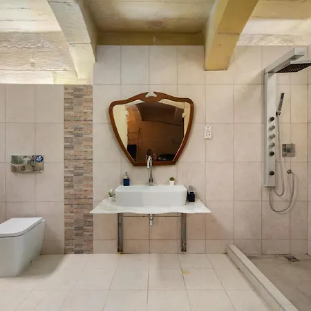 Traditional Maltese 2-bedroom With Private Hot Tub - Steps Away From Valletta Apartamento *