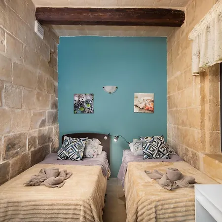 Traditional Maltese 2-bedroom With Private Hot Tub - Steps Away From Valletta * Il-Furjana