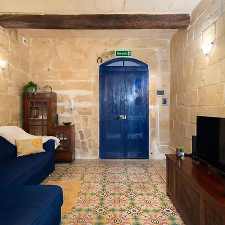 Traditional Maltese 2-bedroom With Private Hot Tub - Steps Away From Valletta Appartement Il-Furjana